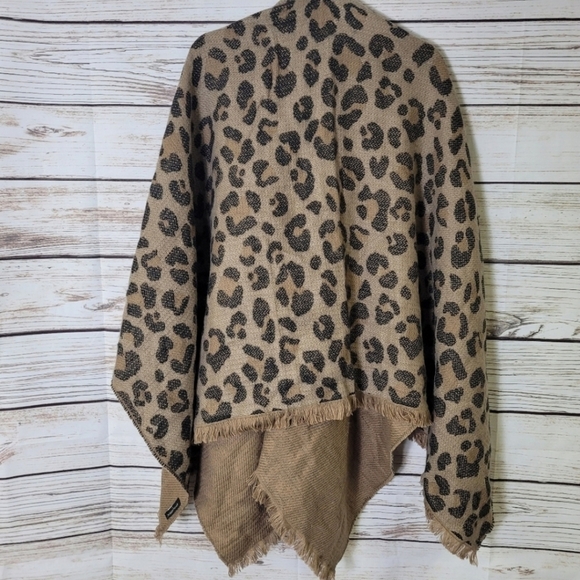Banana Republic Reversible Cheetah Print Poncho OSFA - Picture 9 of 9